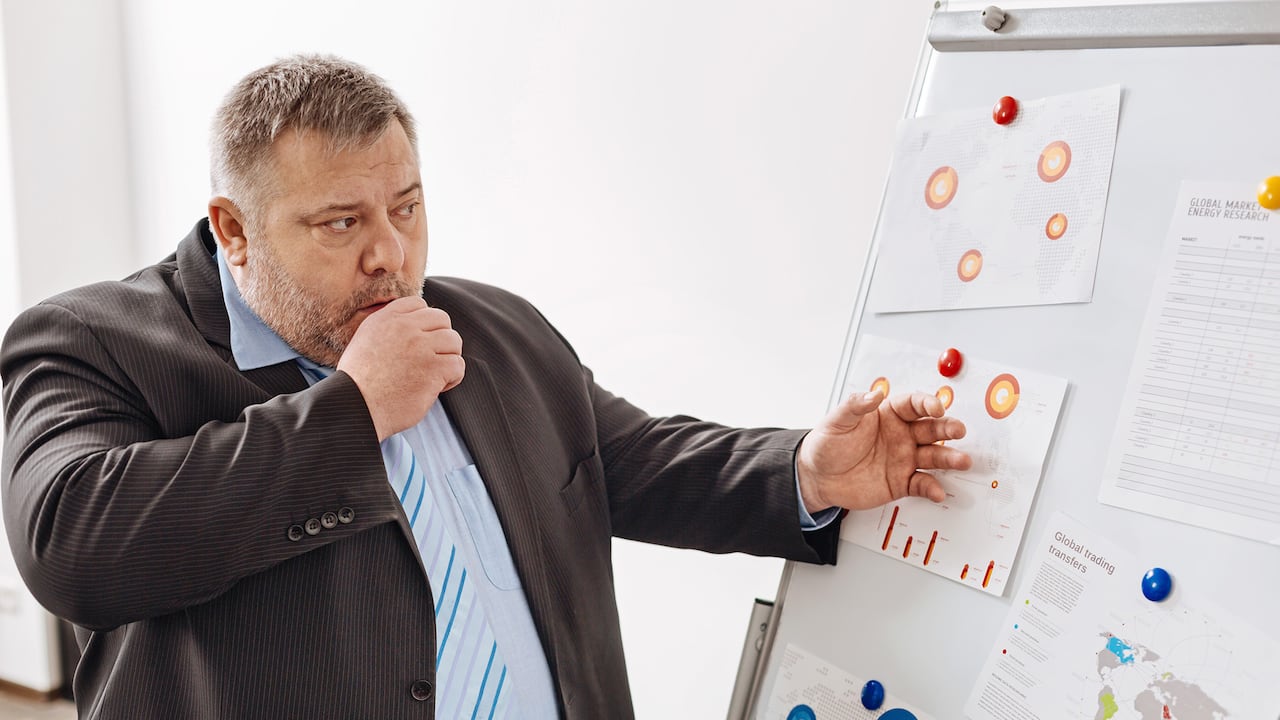 Hombre gordo tosiendo