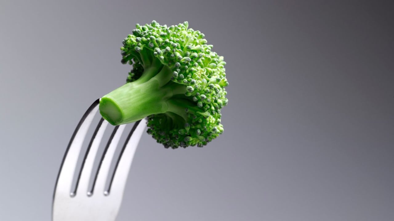 Así se debe comer el brócoli.