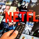 ESPAÑA - 2021/07/13: En esta ilustración fotográfica se muestra un primer plano de una mano que sostiene un mando a distancia de TV delante del logotipo de Netflix. (Ilustración fotográfica de Thiago Prudencio/SOPA Images/LightRocket vía Getty Images)