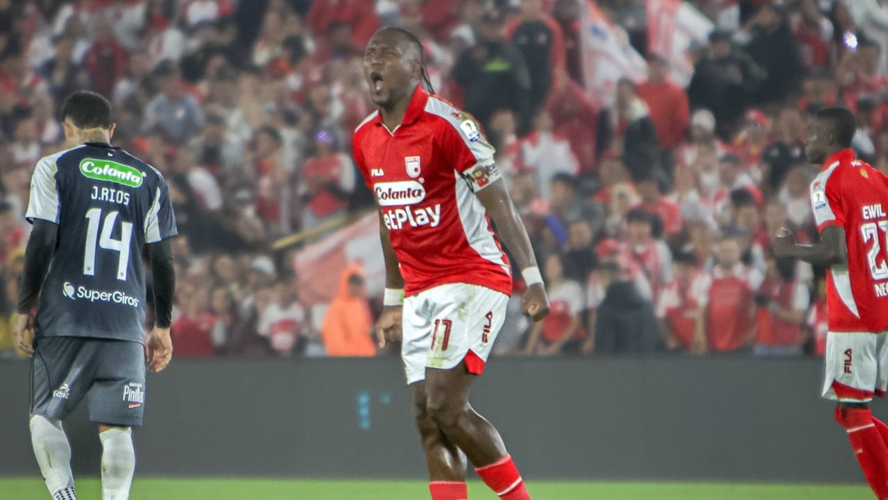 Hugo Rodallega celebrando el 2-0 para Santa Fe ante Junior en la Superliga 2026