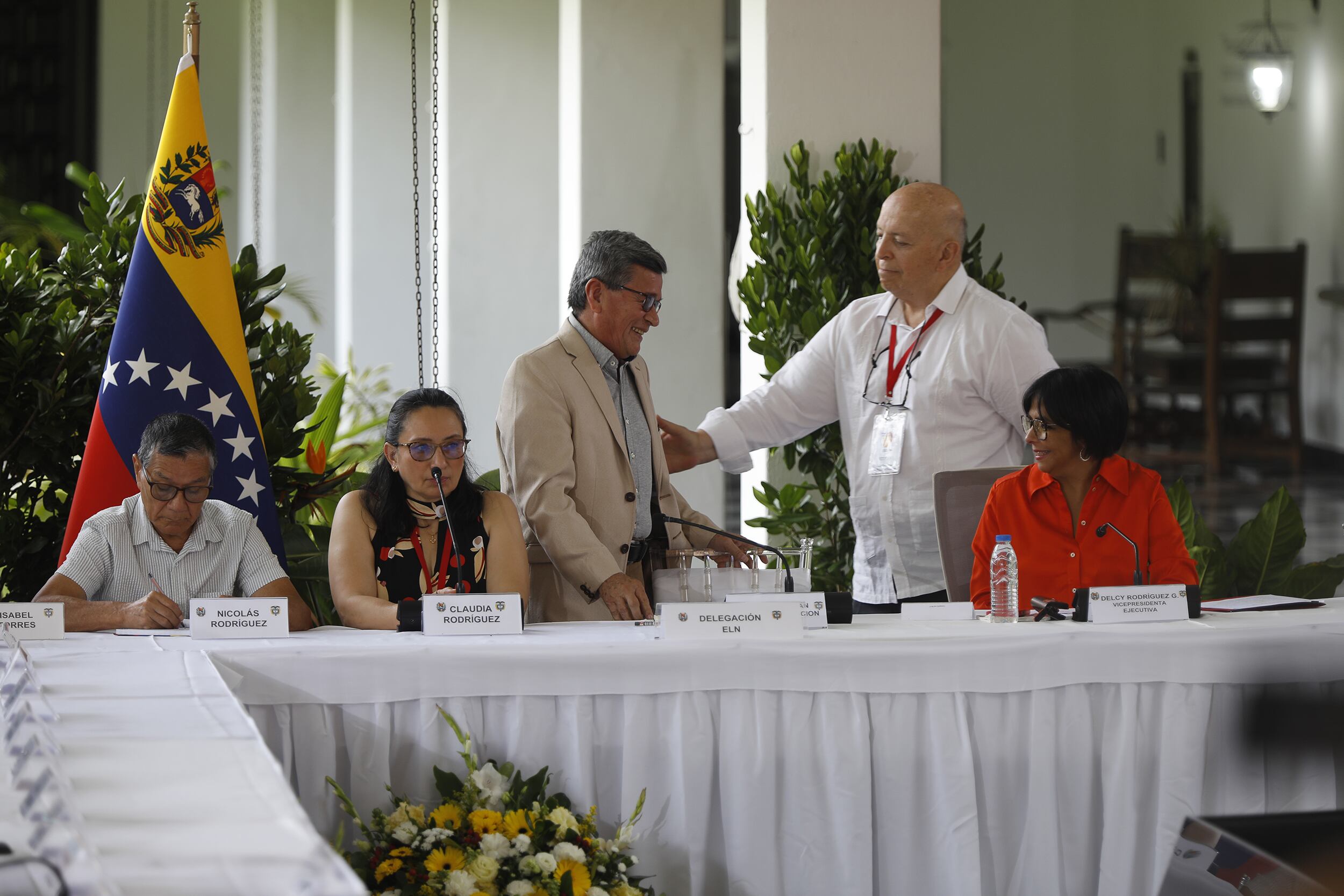 Diálogos de paz entre Gobierno de Colombia y Ejército de Liberación Nacional en Venezuela