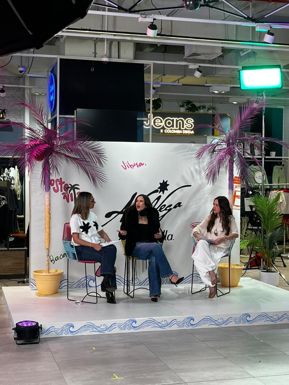 La colección, titulada Aria Vega x Falabella, propone una estética fresca inspirada en el estilo personal de la artista y en la energía de los grandes eventos musicales.