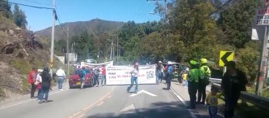 La vía a La Calera está cerrada por protestas en la zona.