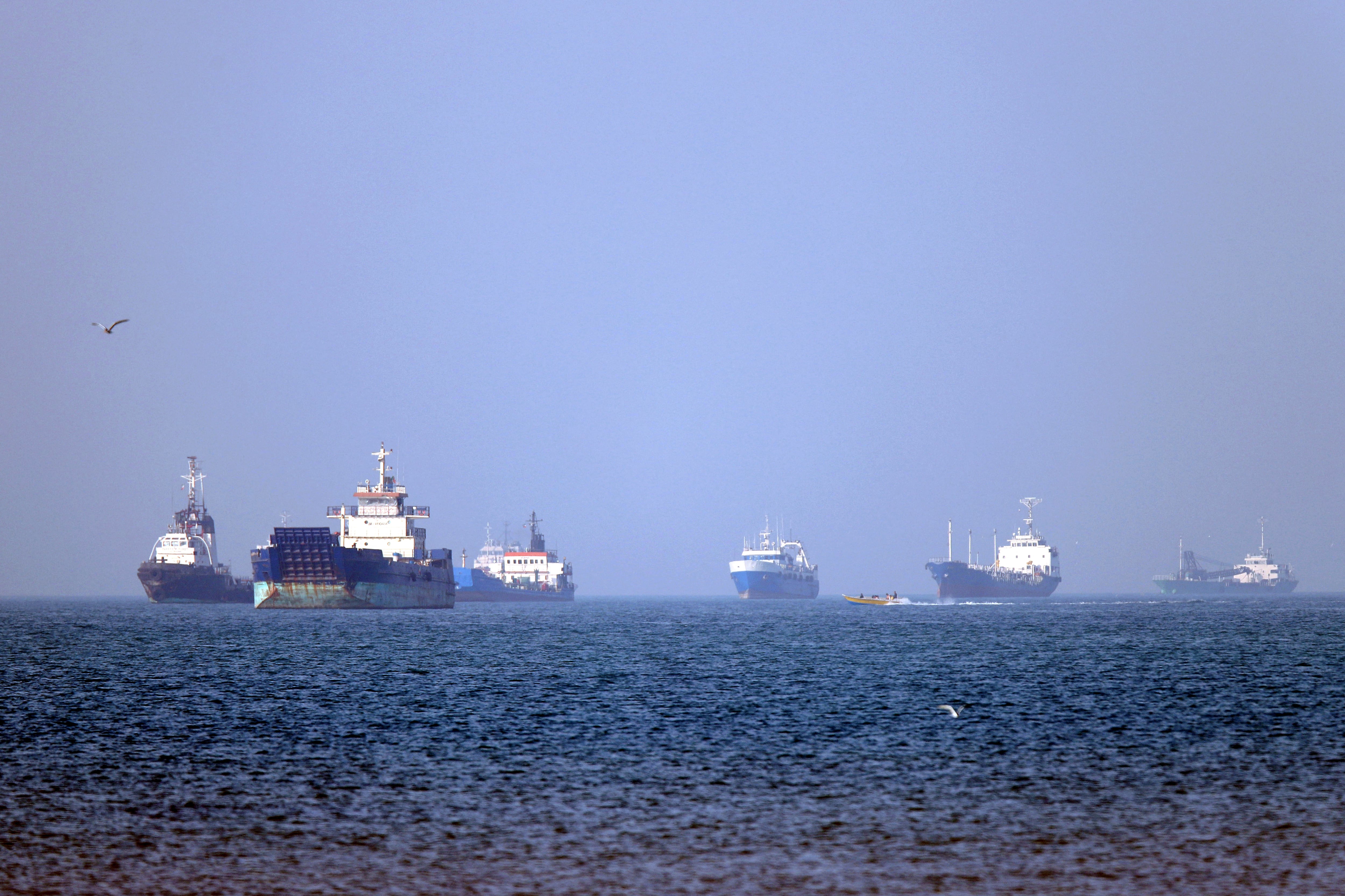 En esta fotografía, obtenida de la agencia de noticias iraní ISNA el 4 de mayo de 2026, se observan buques anclados en el estrecho de Ormuz, frente a Bandar Abbas, en el sur de Irán.