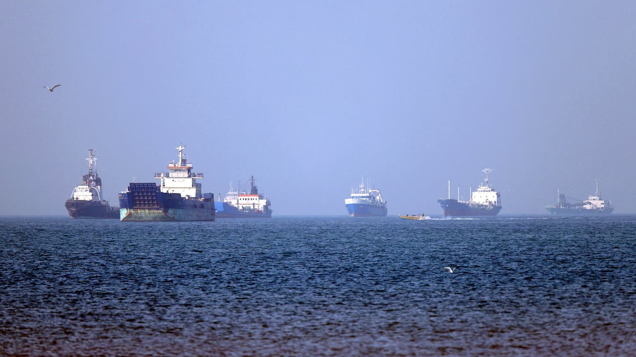 El Canal de Panamá es un canal de navegación ubicado entre el mar Caribe y el océano Pacífico.