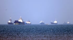 En esta fotografía, obtenida de la agencia de noticias iraní ISNA el 4 de mayo de 2026, se observan buques anclados en el estrecho de Ormuz, frente a Bandar Abbas, en el sur de Irán.