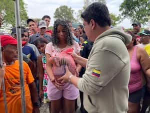 Entrega de ayudas humanitarias a los damnificados por las lluvias.