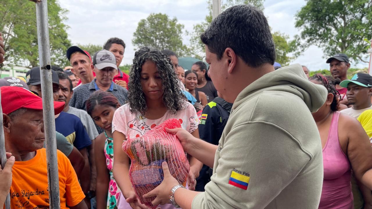 Entrega de ayudas humanitarias a los damnificados por las lluvias.
