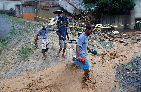 Por las calles pasaban corrientes de agua durante los aguaceros que azotaron a Río de Janeiro en los últimos días. 
