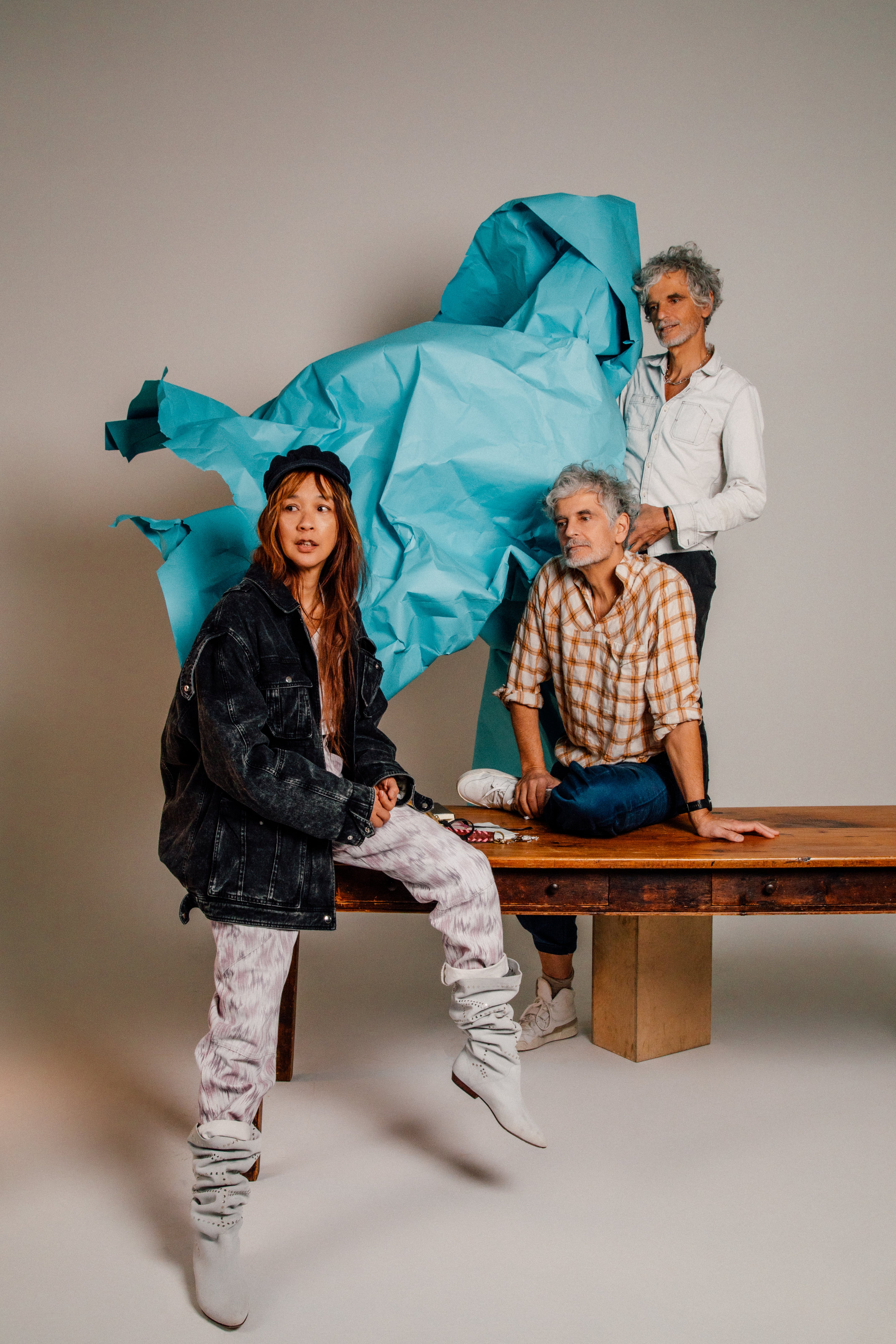 Blonde Redhead se formó en Nueva York en 1993, a partir del encuentro entre la cantante y guitarrista japonesa Kazu Makino y los hermanos gemelos italianos Amedeo y Simone Pace.