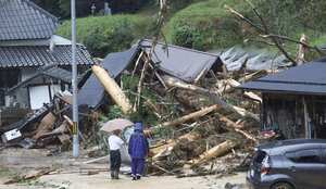 Gente ante los restos de un alud de lodo tras una tormenta en Ayabe, en la prefectura de Kioto, en el oeste de Japón el martes 15 de agosto de 2023. (Kyodo News via AP)
