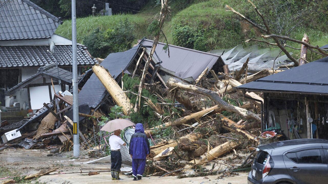 El tifón Lan bajó de categoría por la mañana y tocó tierra como tormenta tropical cerca del cabo Shionomisaki, en la prefectura central de Wakayama, según la Agencia Meteorológica de Japón.