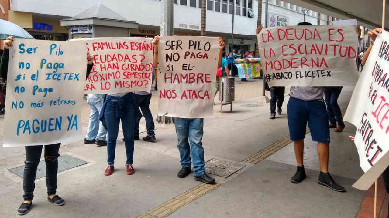 Los estudiantes protestaron este miércoles frente a las instalaciones del Icetex en Medellín.