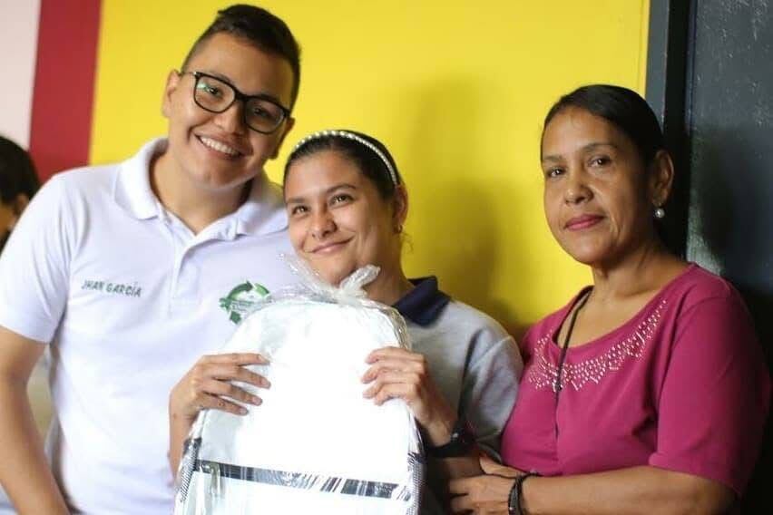 La iniciativa juvenil “Políticamente Correcto” desarrolla un modelo que integra recolección de propaganda electoral