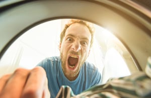 Ciertos hábitos al lavar ropa podrían estar reduciendo la vida útil de las prendas en casa.