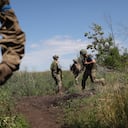 Militares ucranianos de la 22.a brigada mecanizada operan en una posición recapturada cerca de la aldea de Klyshchiivka, al sur de Bakhmut, región de Donetsk, el 13 de julio de 2023. (Foto de Anatolii Stepanov / AFP)