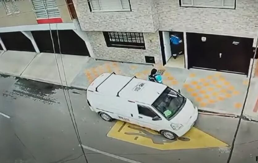 Los delincuentes llegaron a bordo de una camioneta carry. Usaron el mismo vehículo para llevarse la caja fuerte y demás objetos de valor.