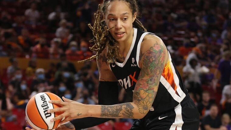 En esta foto tomada en octubre de 2021 Brittney Griner de los Phoenix Mercury durante un juego semifinal de la WNBA. Desde febrero está presa en Rusia. AFP.