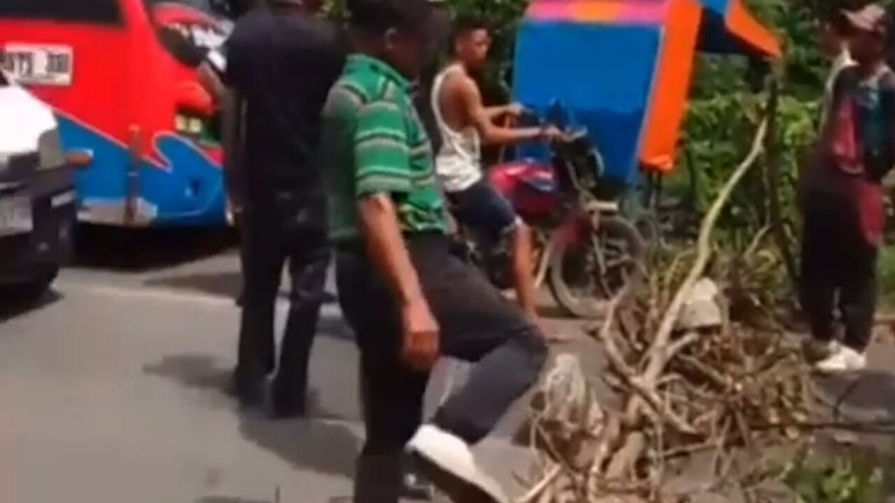 Con ramas y palos habitantes de Suan en Atlántico bloquearon la vía Oriental