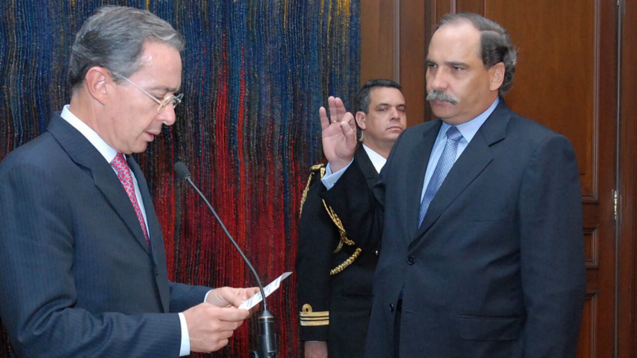 Chaux tomó posesión de su cargo de embajador de Colombia ante República Dominicana en mayo del 2008.