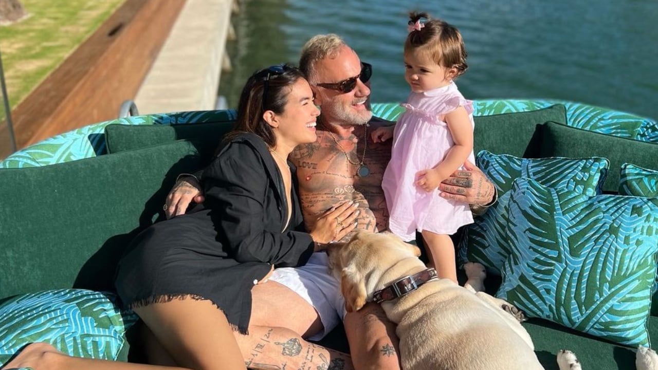 Gianluca Viacchi junto a su familia, su esposa Sharon Fonseca y su hija