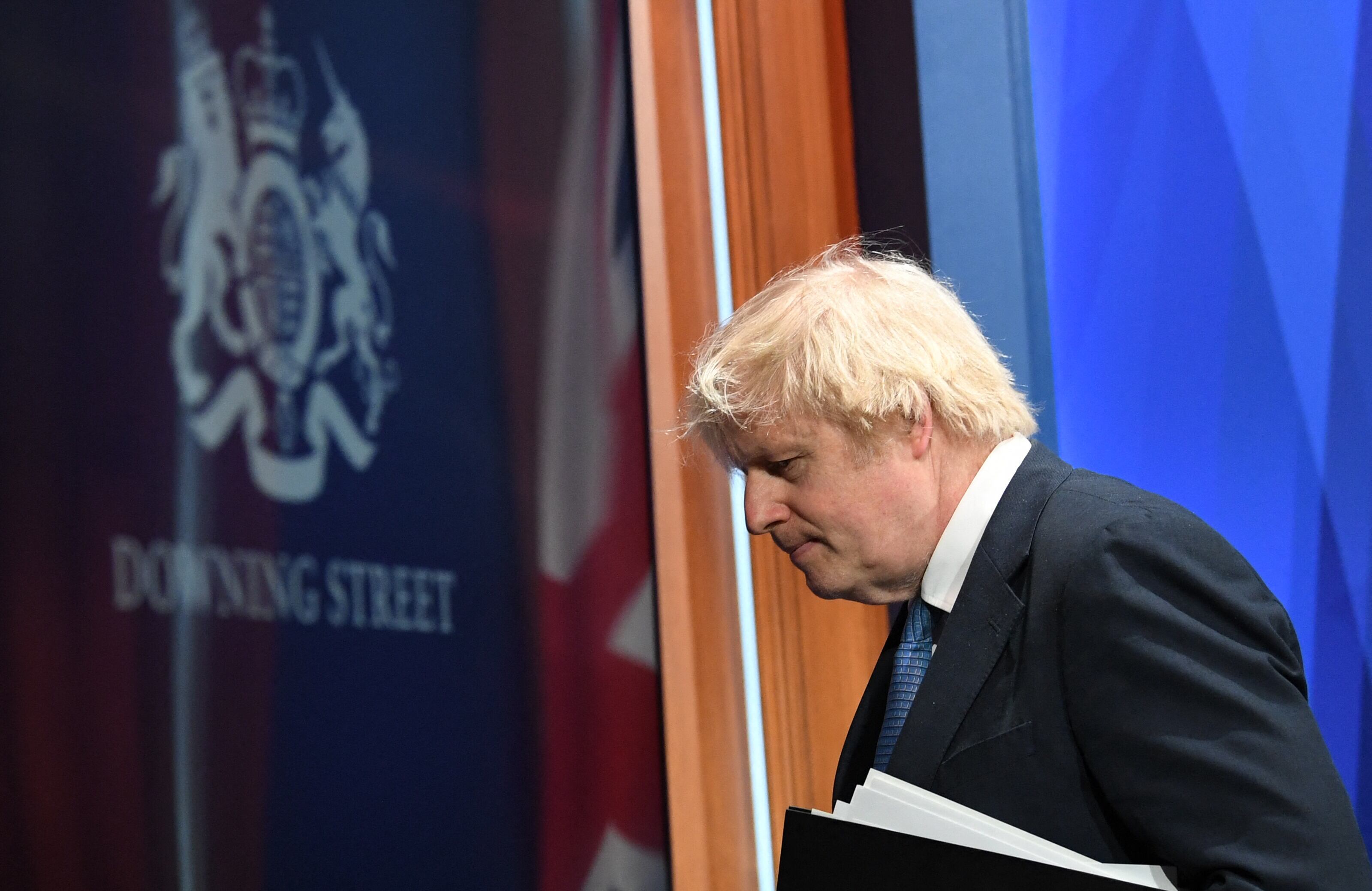 El primer ministro británico Boris Johnson superó hace un mes una moción de censura interna planteada por los propios diputados conservadores, logrando 211 votos a favor y 148 en contra. (Photo by Stefan Rousseau / POOL / AFP)