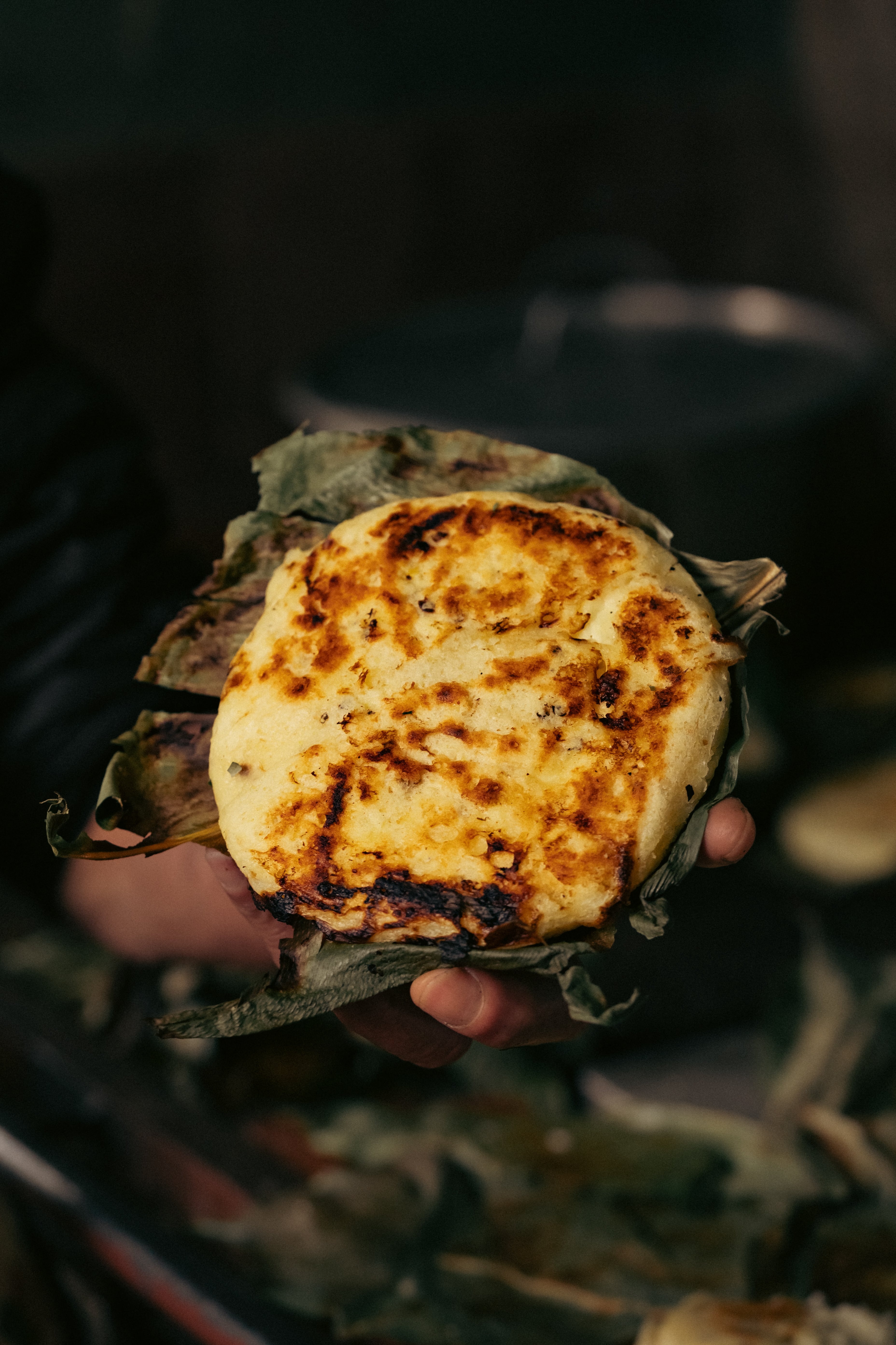 Se dice que la arepa tiene un origen indígena, pero se transformó la forma de prepararla y comerla con la llegada de los españoles