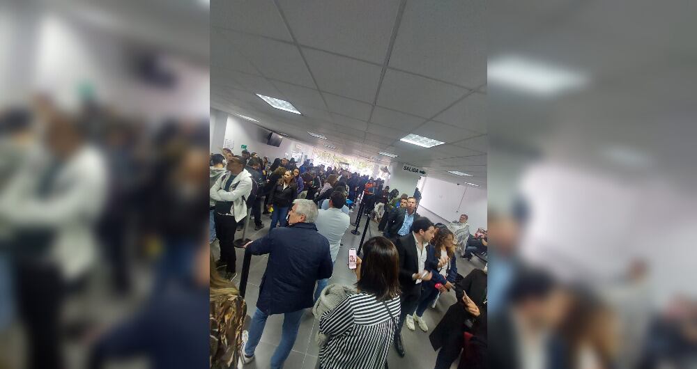 Personas dentro de una de las sede de la Cancillería, en la Avenida Cra 19 #98-3, en Bogotá, haciendo fila para sacar o renovar el pasaporte