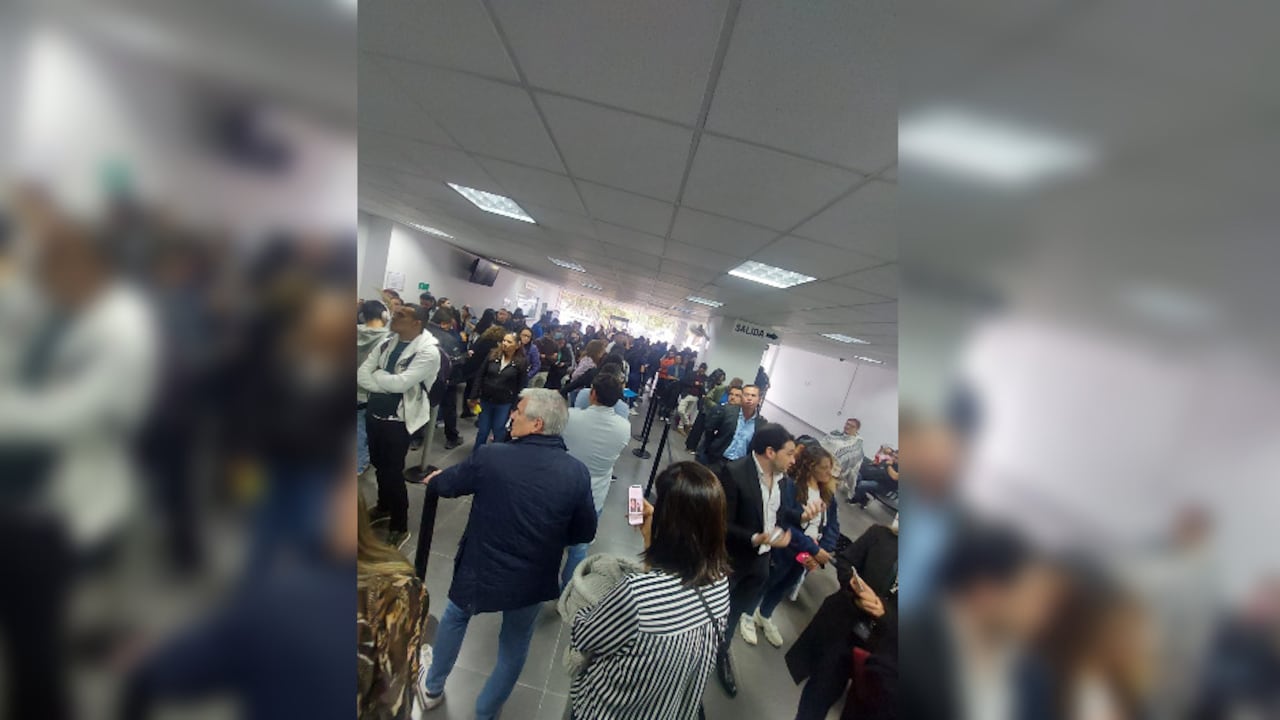 Personas dentro de una de las sede de la Cancillería, en la Avenida Cra 19 #98-3, en Bogotá, haciendo fila para sacar o renovar el pasaporte