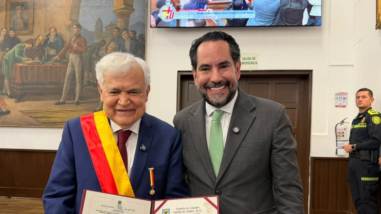 Jorge Barón recibe la máxima distinción del Concejo de Bogotá.