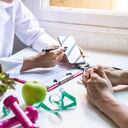 Nutricionista dando consulta al paciente con frutas y verduras saludables, Nutrición adecuada y concepto de dieta