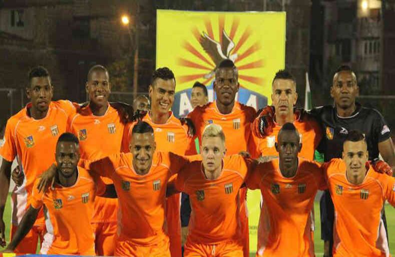 Envigado.  El equipo naranja sigue con su color tradicional. 