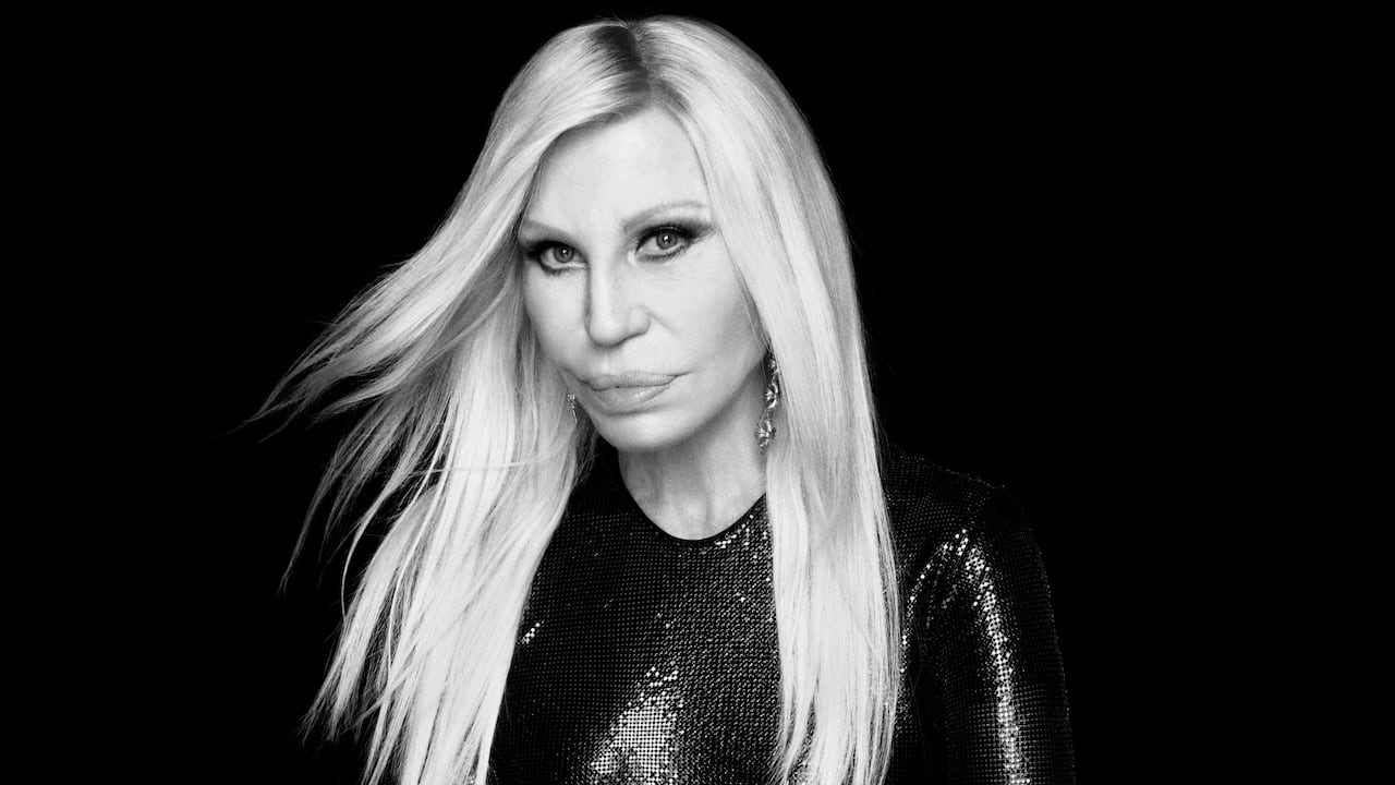 Donatella Versace anuncia nuevo proyecto de moda y belleza tras su salida de la compañía italiana