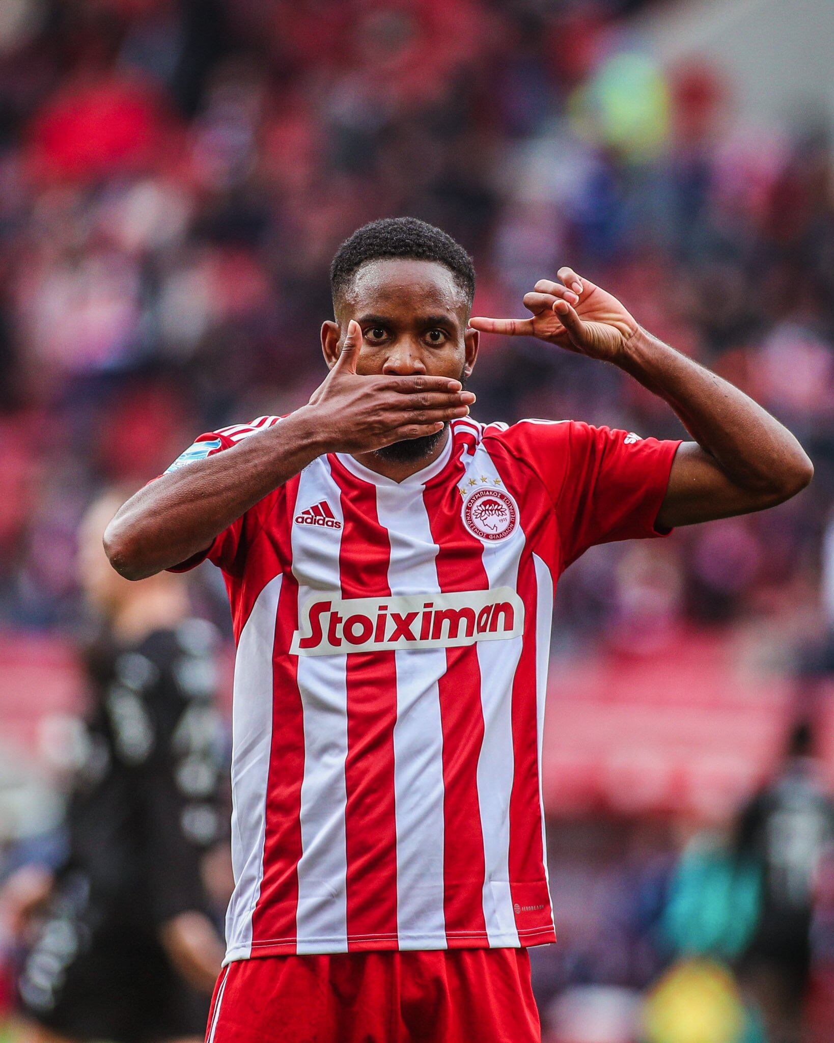 Bakambu celebrando su gol de cabeza tras el centro de James Rodríguez
