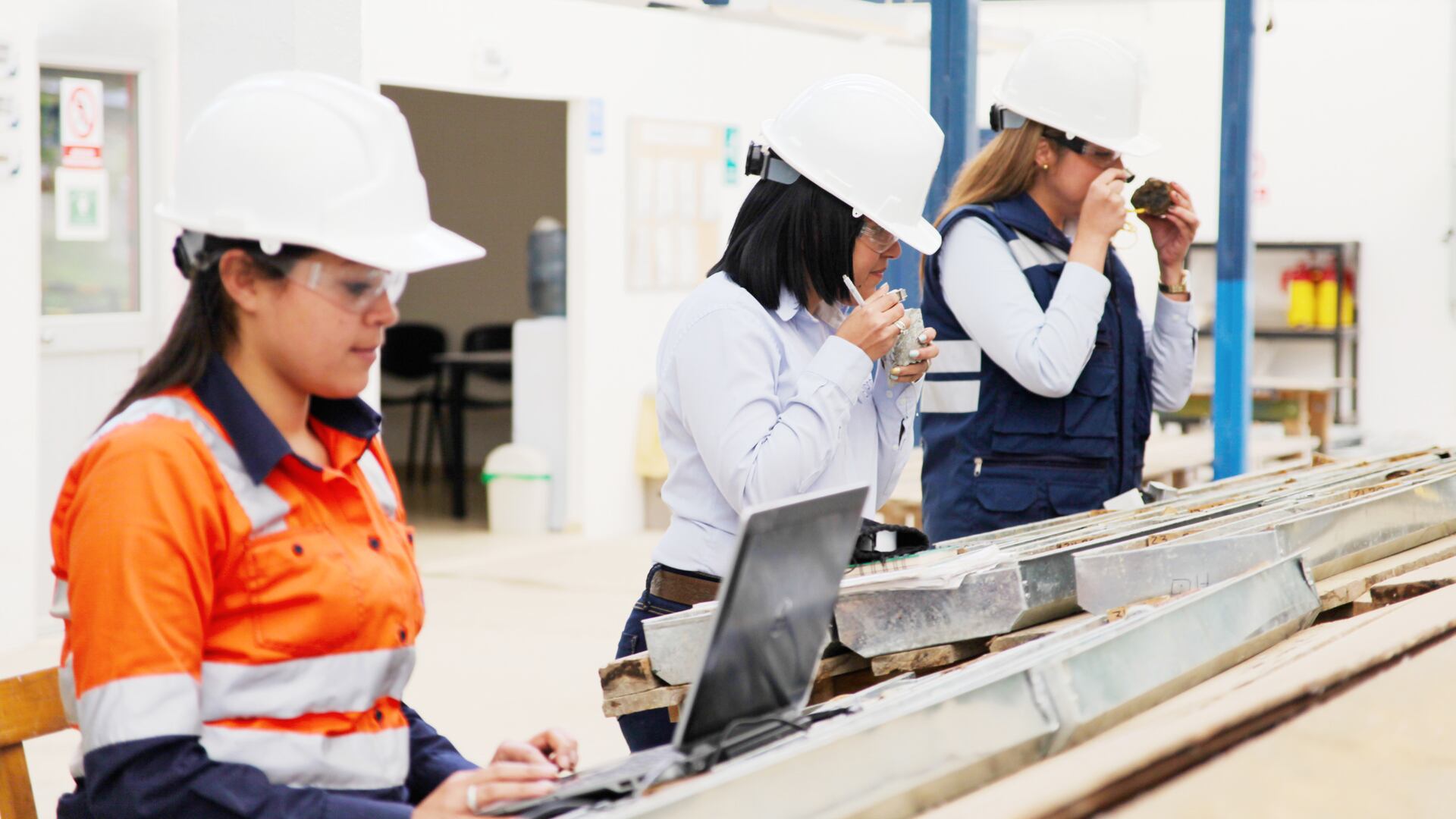 La mujer representa solo el 9 por ciento de la fuerza de trabajo directa y su participación en cargos de decisión es tan solo del 7 por ciento.