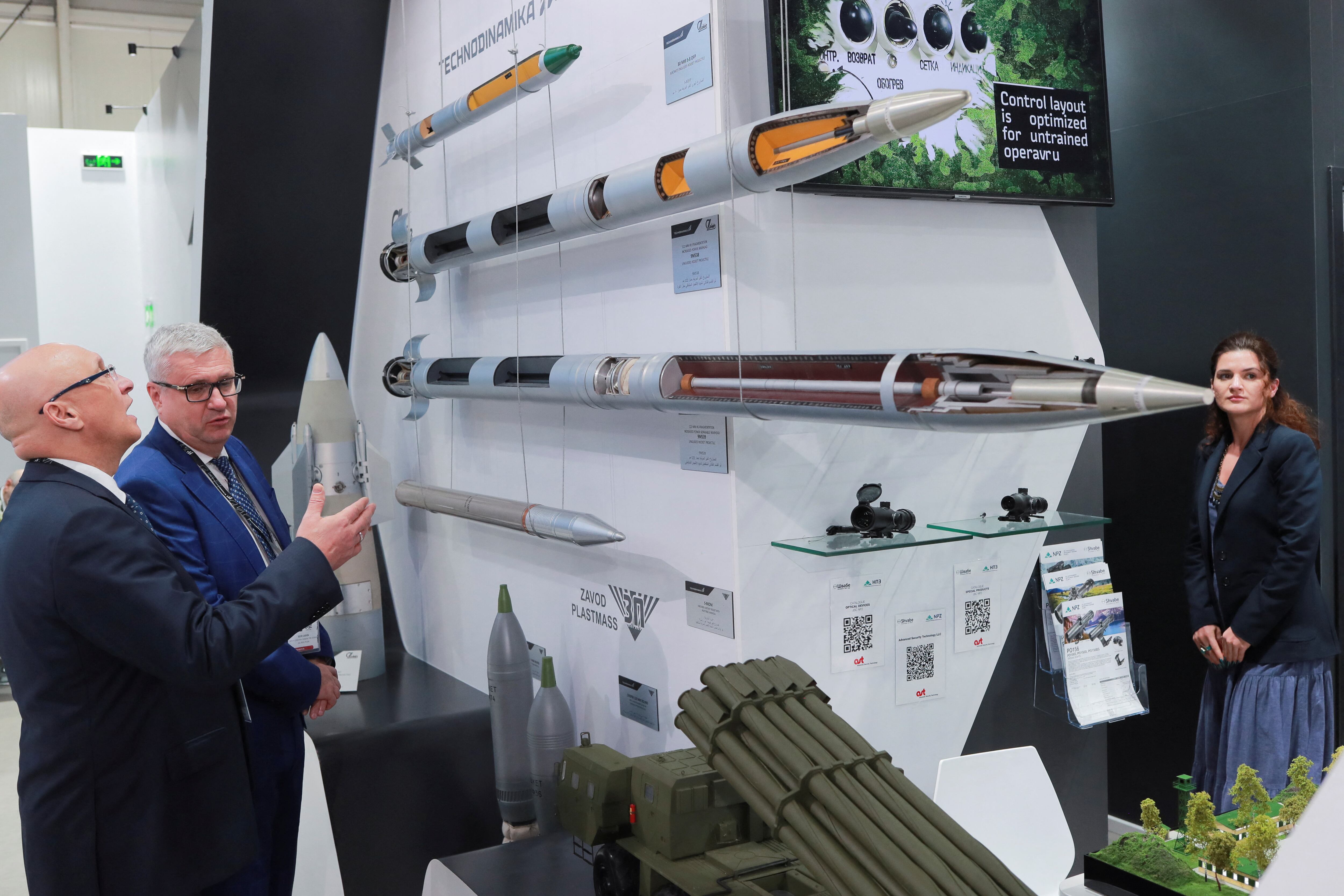 Por su parte el evento tiene también un espacio para exhibiciones en el agua, ya que permite a los expositores atracar sus embarcaciones en los puentes provisionales del puerto deportivo