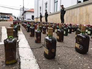 Entre las botellas hay licor nacional y extranjero.