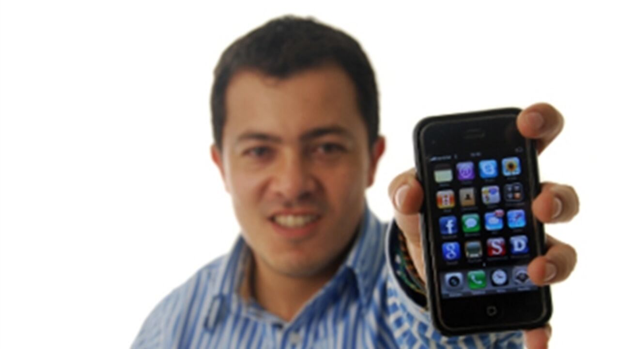 "Asir con fuerza el teléfono móvil supone una atenuación del funcionamiento de la antena", señaló la compañía en un comunicado oficial, en el que reconocía que, dependiendo de dónde se colocan los dedos, la recepción podía empeorar.