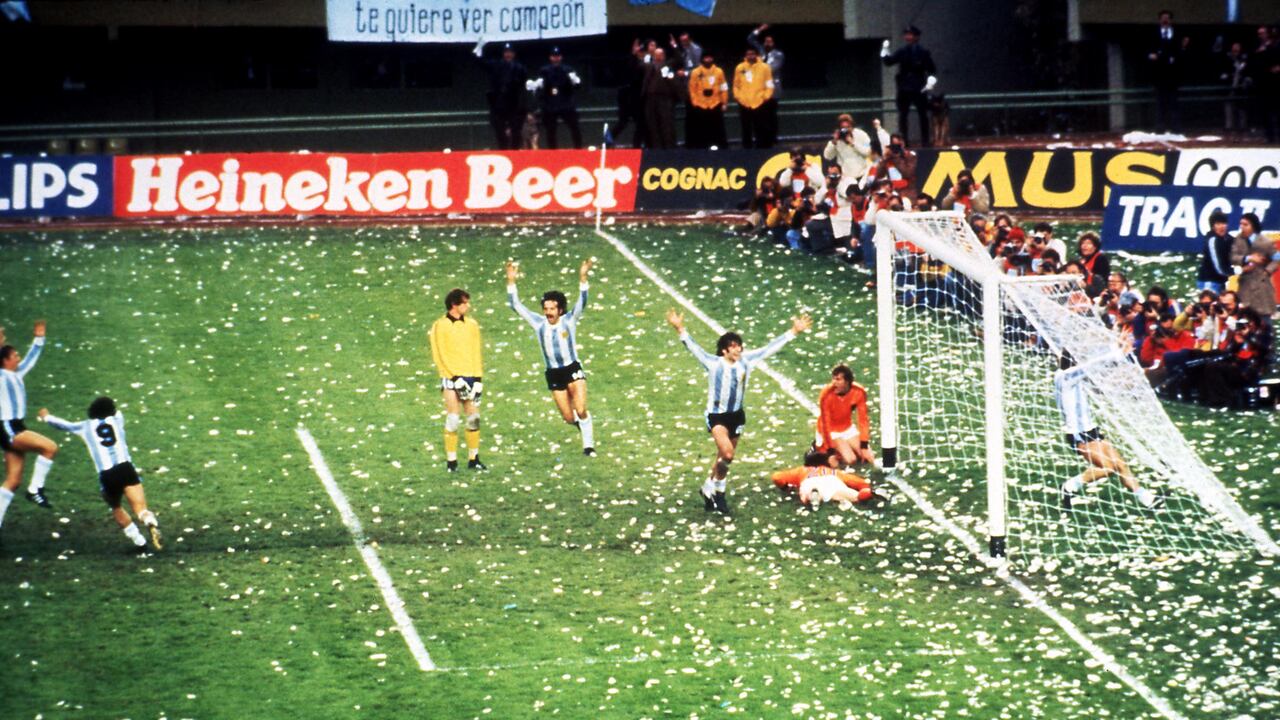 Primer gol de Argentina y de Kempes en la final del 78 contra Holanda.