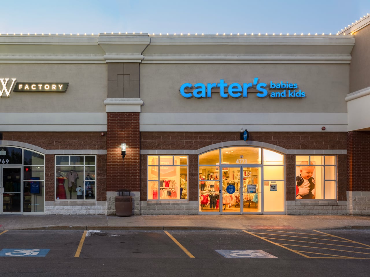 arter’s, reconocida por su ropa para recién nacidos y niños pequeños, reducirá significativamente su presencia en tiendas físicas mientras impulsa sus ventas en línea.