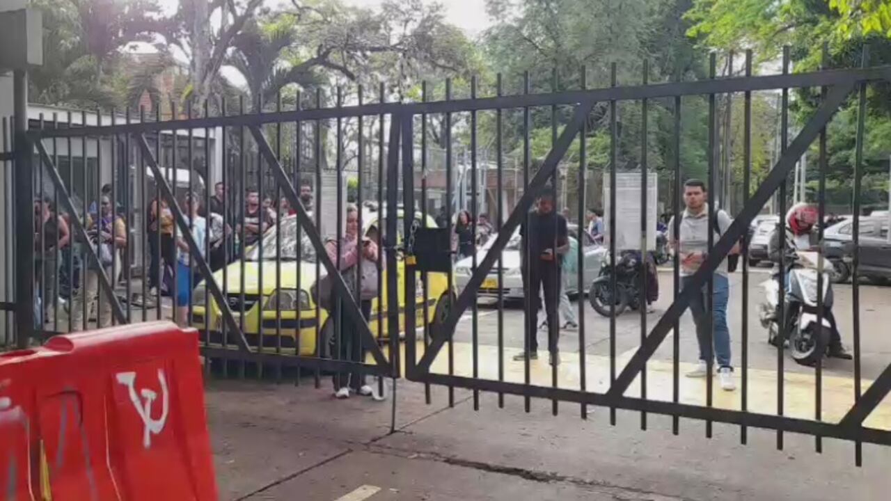 Los empleados bloquearon los ingresos a la institución.