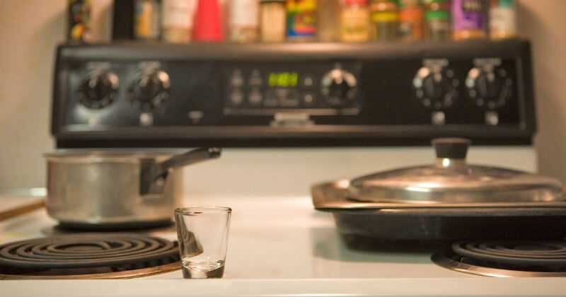 El cloruro de sodio ayuda a limpiar las ollas.