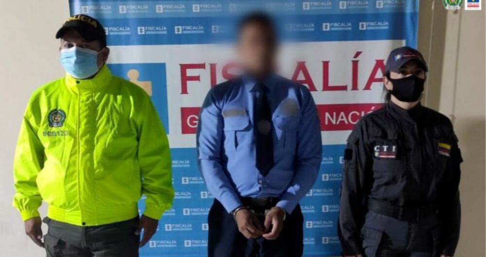 El capturado deberá responder por el delito de acceso carnal abusivo con menor de 14 años, homogéneo y sucesivo.