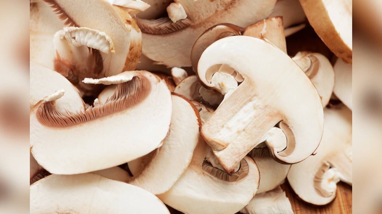 Los champiñones tienen una baja densidad energética y con esto ayudan a prevenir la obesidad. Foto: Getty images.