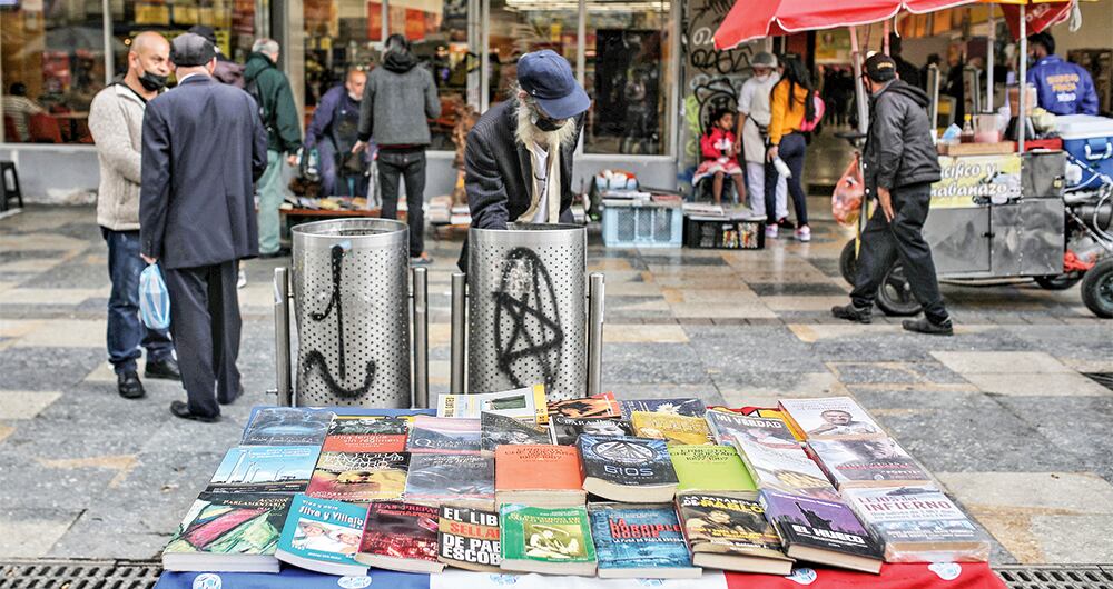 Los habitantes de calle se la pasan esculcando entre las basuras. Los vendedores ambulantes se adueñaron del espacio público. La inseguridad y el microtráfico están desbordados.
