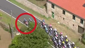 Richard Carapaz cayó faltando 92 kilómetros para la meta