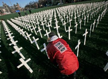 El 1 de diciembre se instauró como Día Internacional de Lucha Contra el Sida porque el primer caso fue diagnosticado en este día en 1981. Desde entonces, la enfermedad mató a más de 25 millones de personas en el mundo. Los nuevos datos publicados en el informe de ONUSIDA, ponen de manifiesto que en los últimos ocho años se ha reducido en un 17% el número de nuevas infecciones por el VIH. En el 2008 se estima ocurrieron 2,7 millones de nuevas infecciones, en el mundo, este último dato epidemiológico indica que esta cifra es un 30 % inferior  a los 3,5 millones de nuevas infecciones que ocurrieron en 1996. En 2008, el número de muertes por VIH fue 10% menor al ocurrido en el 2004, cuando se produjeron  2,2 millones de muertes, por VIH/SIDA.