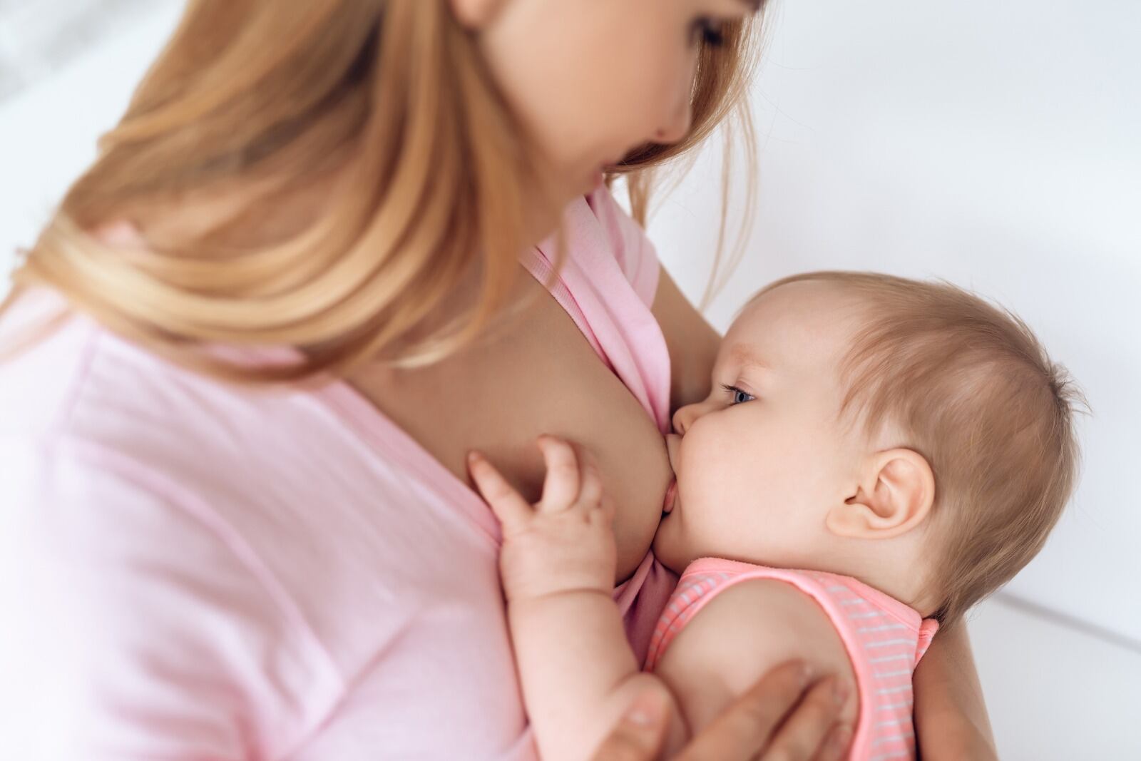 La leche materna se constituye en la mejor 'vacuna' contra la desnutrición, además de proteger a los niños contra infecciones potencialmente mortales, entre muchos otros beneficios.