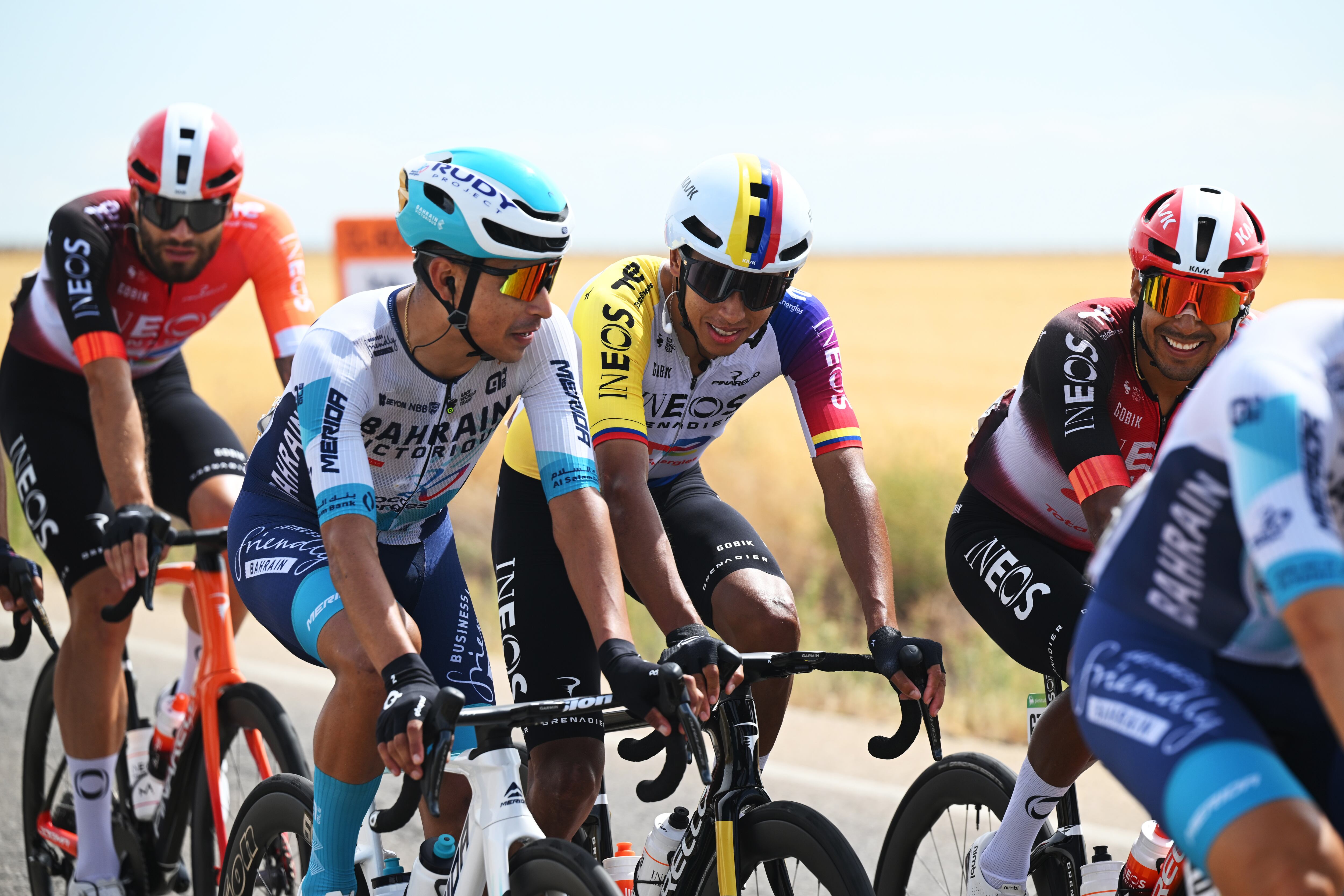 Egan Bernal junto a Santiago Buitrago en el pelotón de Vuelta a España 2025