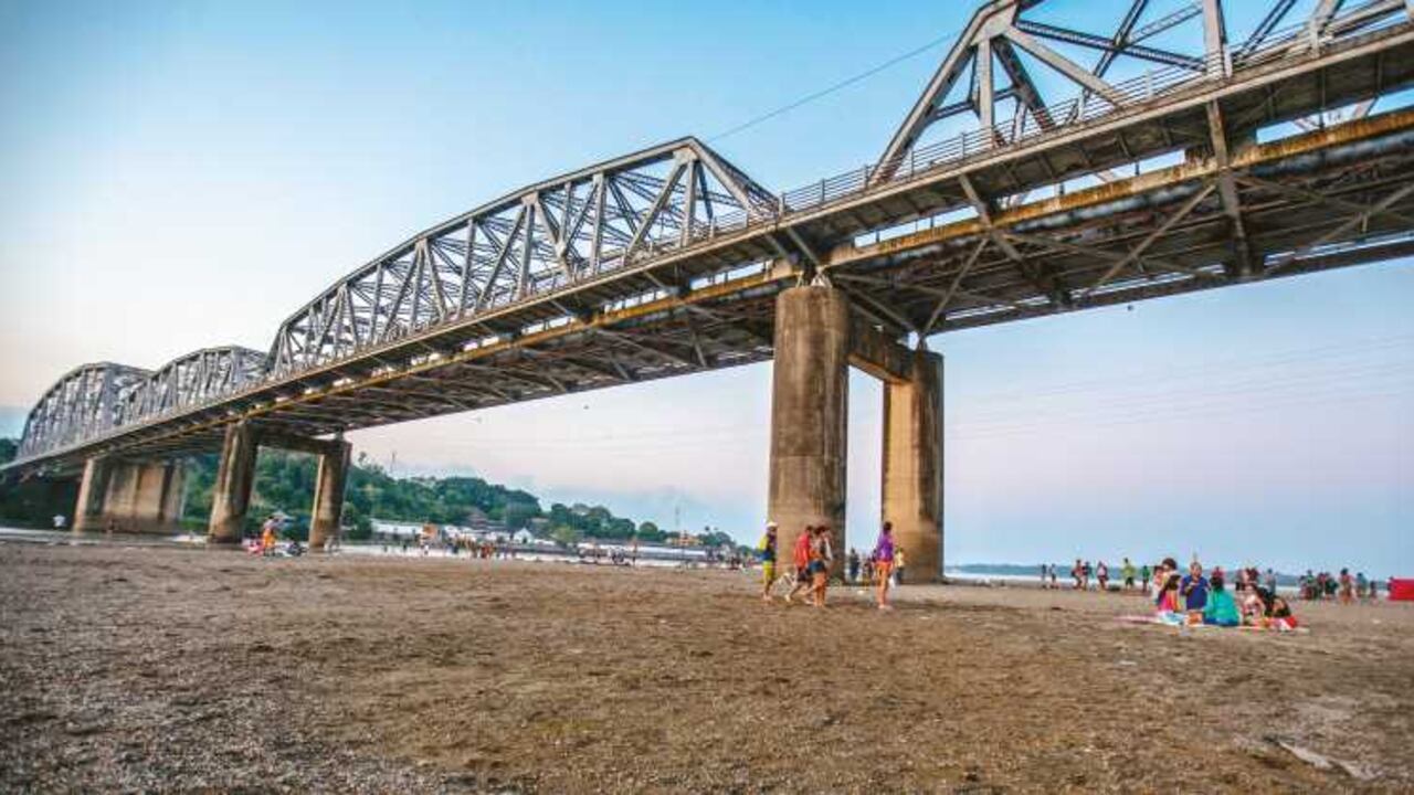 Río Magdalena, Puerto Nare, Antioquia. El principal afluente de los colombianos registró los niveles más bajos de su historia. La gente ahora hace picnic donde antes pasaban sus aguas.